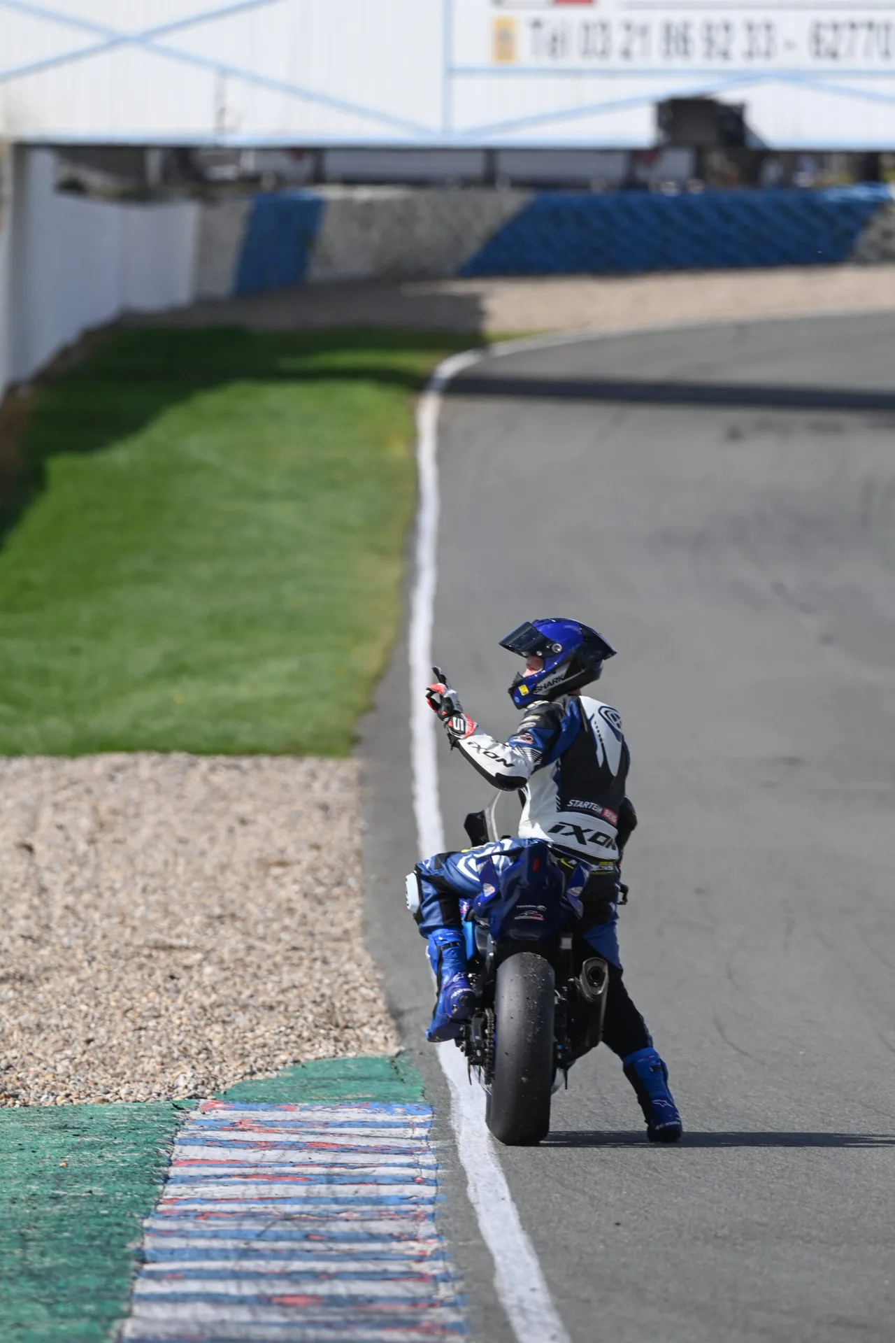 Teddy à l'écoute de ses supporters sur le circuit de Croix-en-Ternois