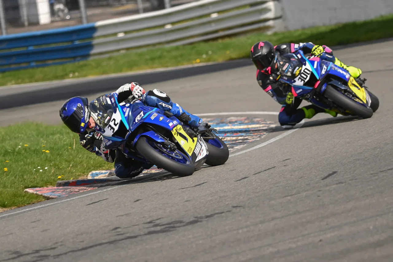 Teddy en pleine action sur le circuit de Croix-en-Ternois — Championnat de Benelux Moto 2026