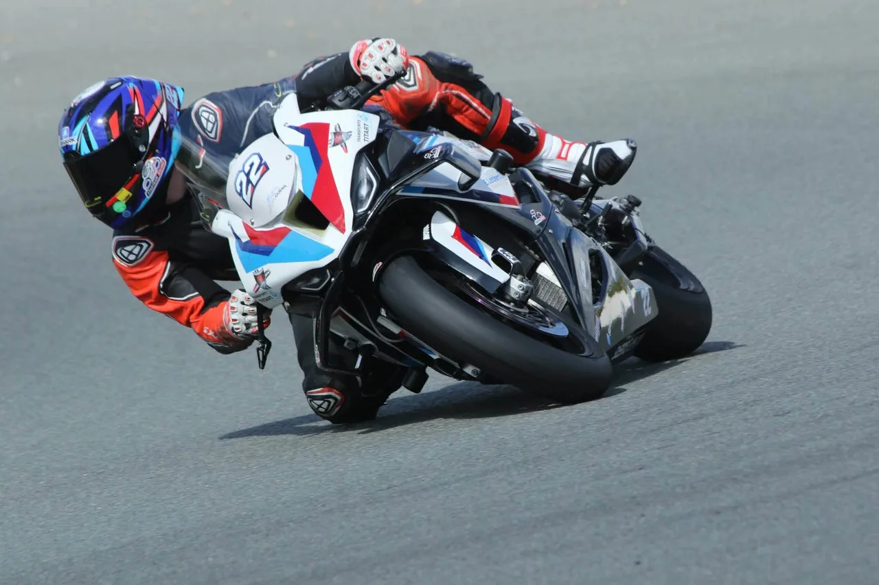 Cédric et Evan Fievet sur le circuit de Croix-en-Ternois